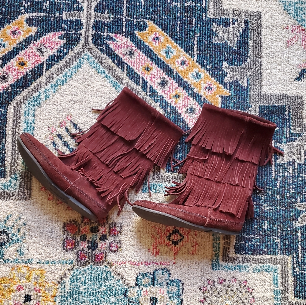 *SOLD* Minnetonka 3 layer fringe moccasins wine